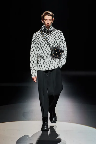 Look 16